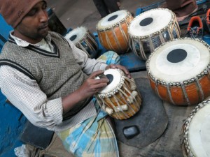 Application of the black Shyahi on a Tabla