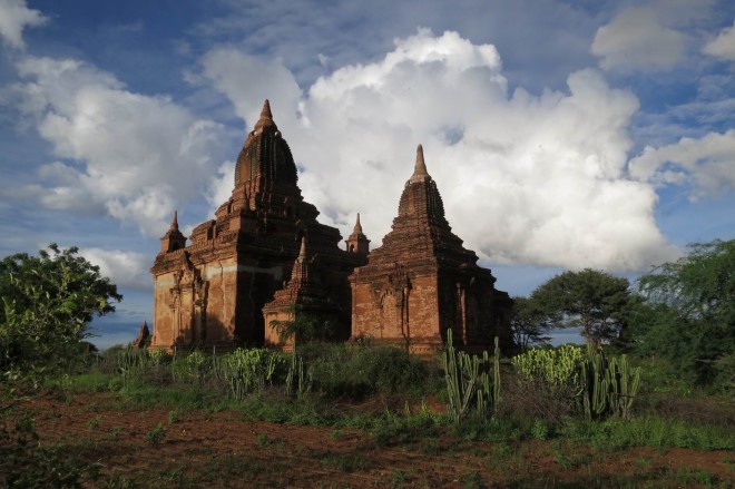 Enjoying the endless Temple Ruins in the Fields of Bagan, Myanmar